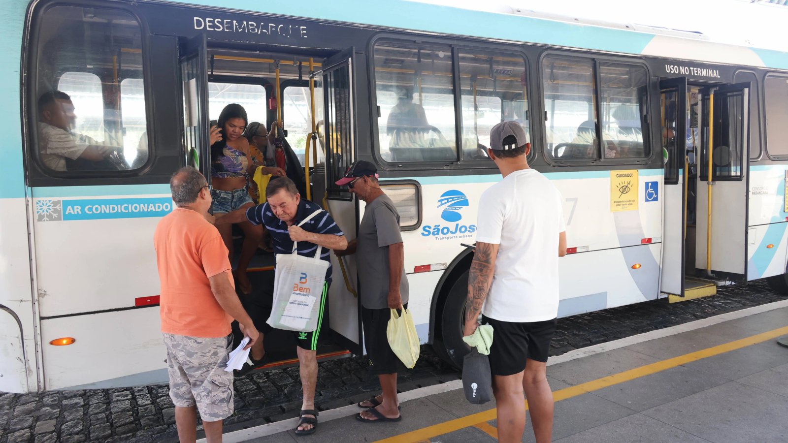 Passageiros idosos desembarcam de ônibus em terminal de Fortaleza